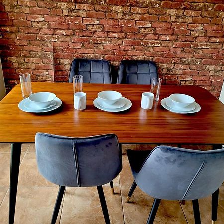 Glasgow Central - Entire House - Free Parking , Free Super Fast Wifi , Private Garden & Parking Security Buitenkant foto