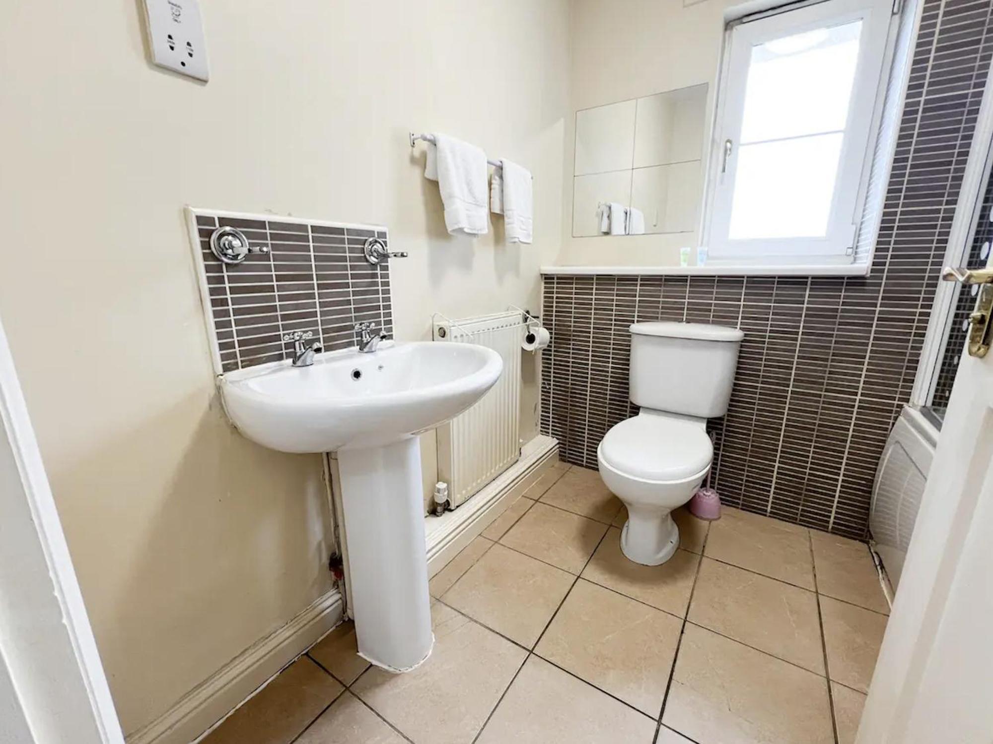 Glasgow Central - Entire House - Free Parking , Free Super Fast Wifi , Private Garden & Parking Security Buitenkant foto