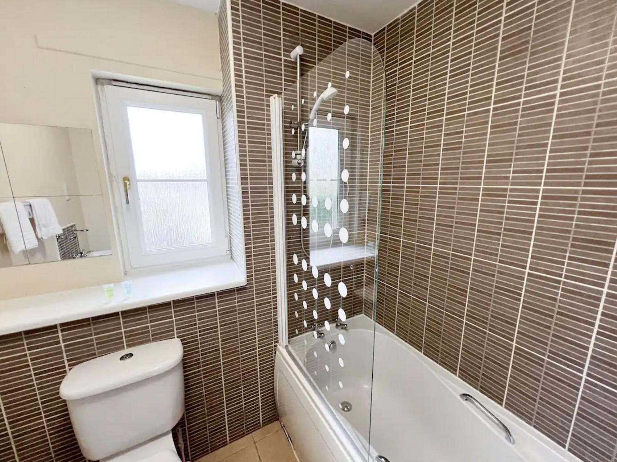 Glasgow Central - Entire House - Free Parking , Free Super Fast Wifi , Private Garden & Parking Security Buitenkant foto