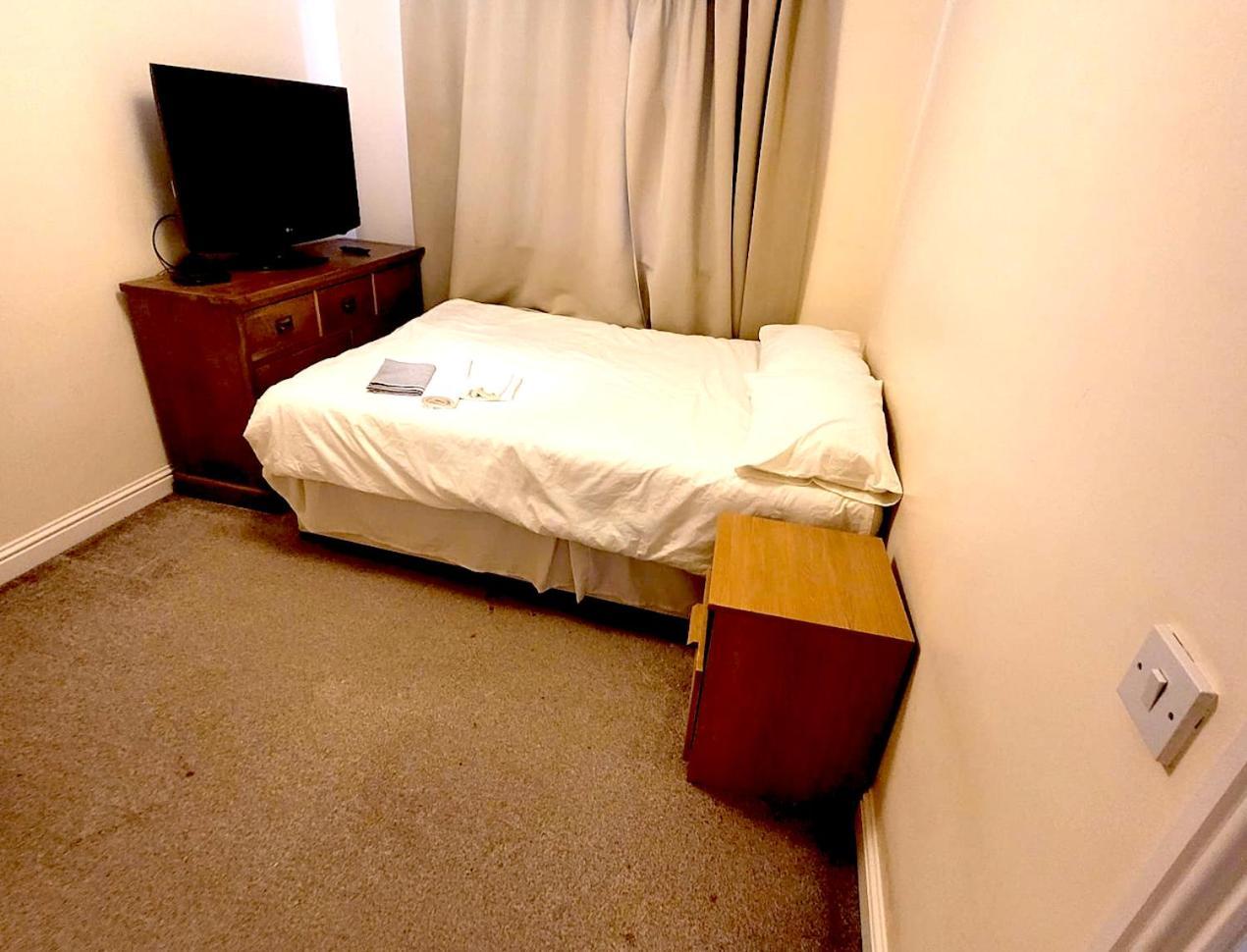 Glasgow Central - Entire House - Free Parking , Free Super Fast Wifi , Private Garden & Parking Security Buitenkant foto